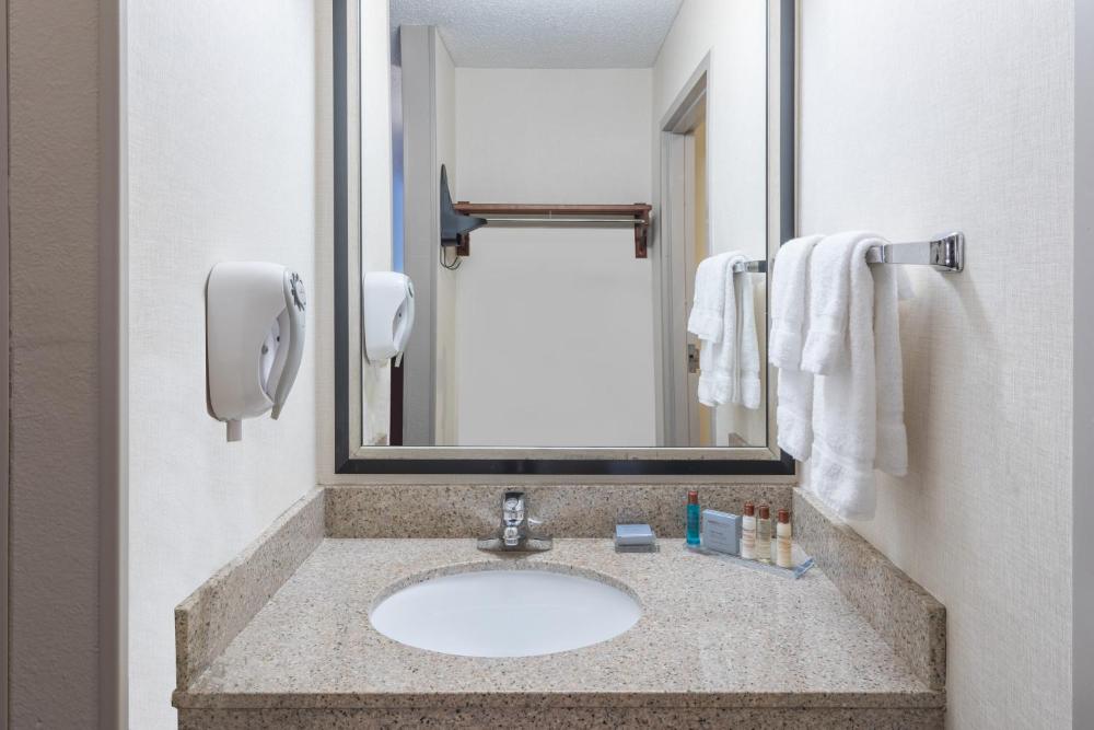 King Room with Roll-in Shower - Disability Access/Non-Smoking